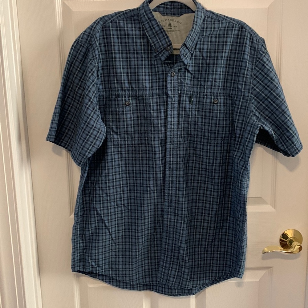 G.H. Bass & Co Men’s button down short‎ sleeve shirt size Large.